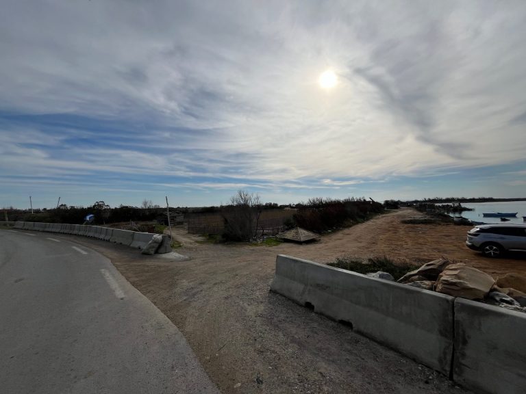 Terrain en bord de lagune