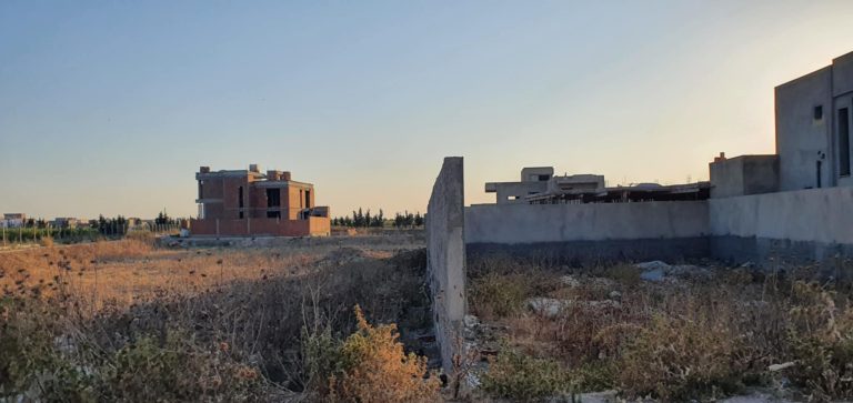 Terrain cl&ocirc;tur&eacute; de 423 m2 &agrave; boumhel el bassatine