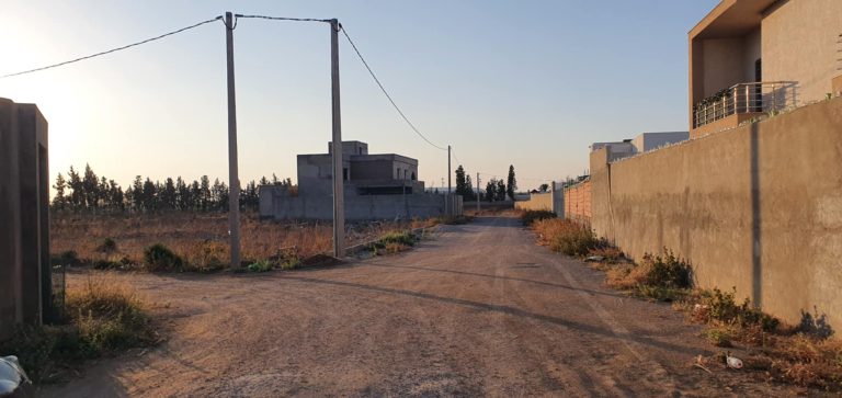 Terrain cl&ocirc;tur&eacute; de 423 m2 &agrave; boumhel el bassatine