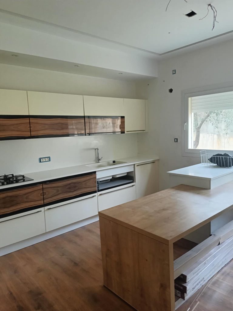 Une maison sur deux niveaux ind&eacute;pendant