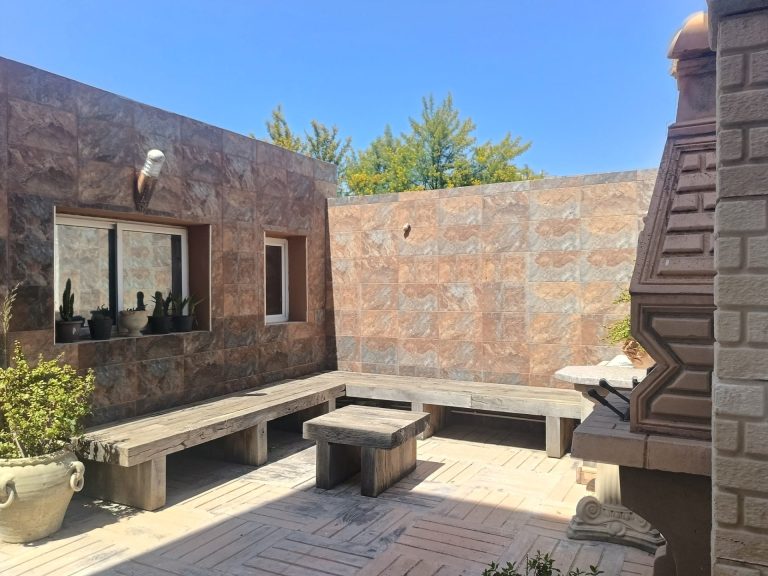 Villa sur deux niveaux s&eacute;par&eacute;s