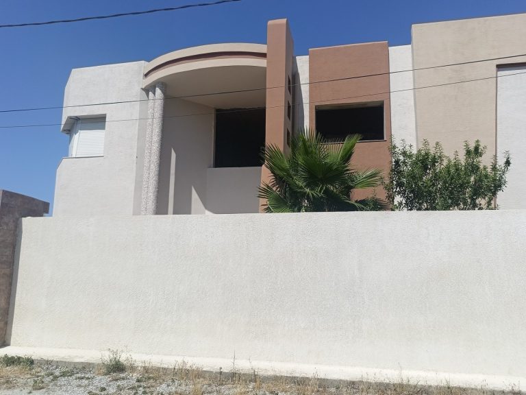 Villa sur deux niveaux s&eacute;par&eacute;s