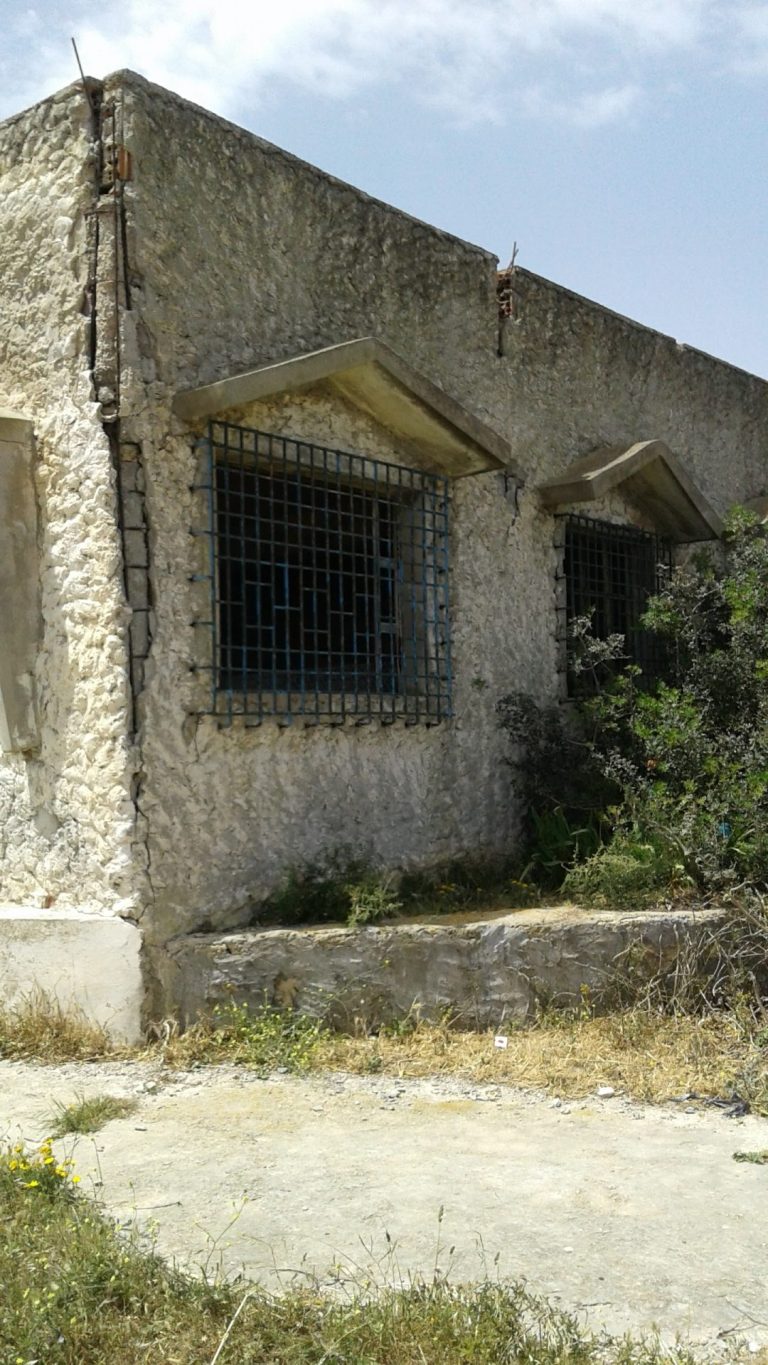 Terrain rafraf 3050 m2 avec maison &agrave; r&eacute;nover