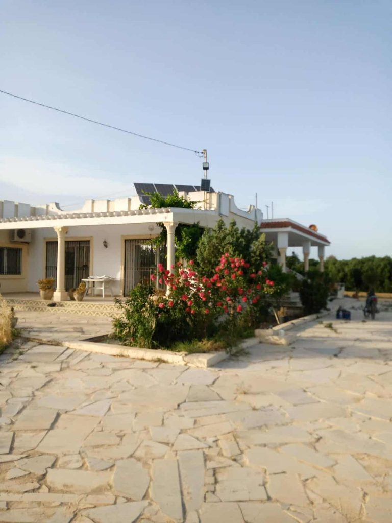 Ferme et villa sur la route principale d'utique