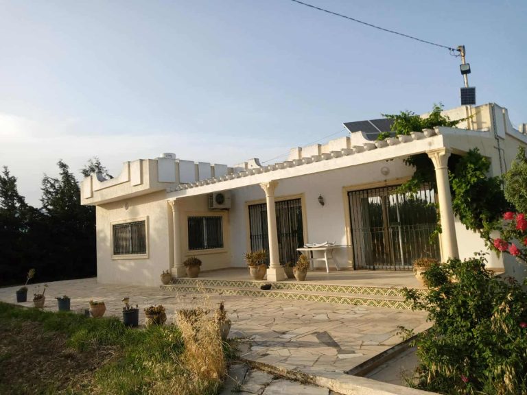 Ferme et villa sur la route principale d'utique