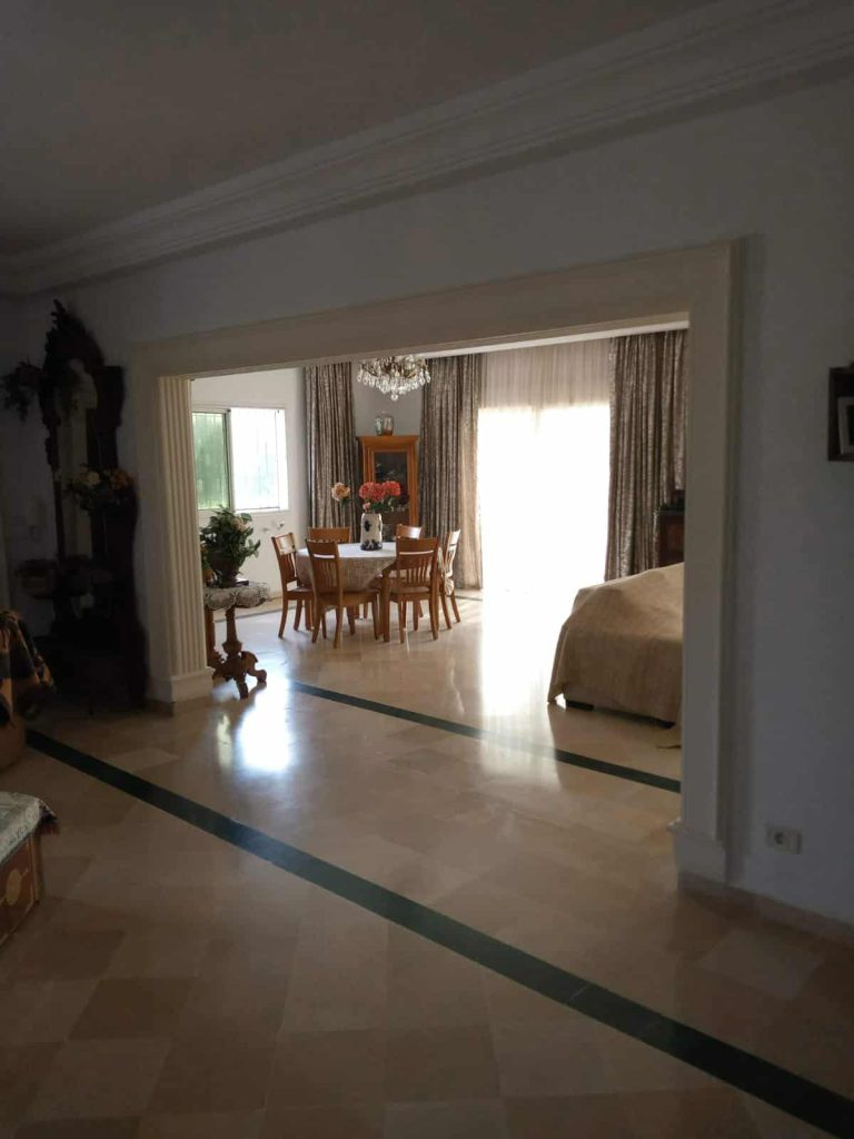 Ferme et villa sur la route principale d'utique