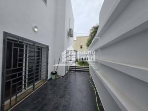 Villa de 452m2 terrain et 400m2 btit