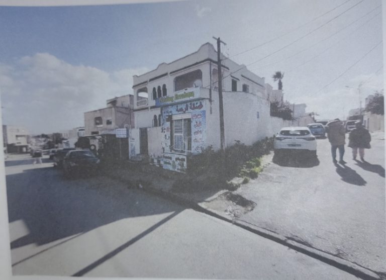 Villa avec locaux commerciaux