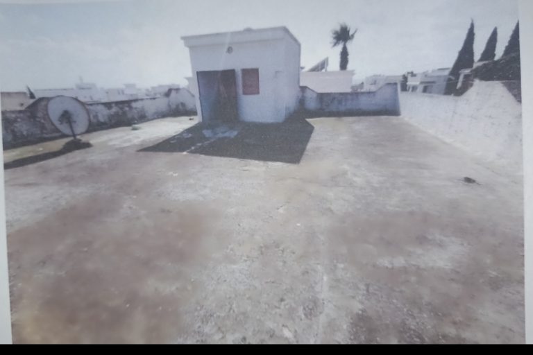 Villa avec locaux commerciaux