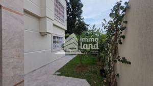 Une villa avec piscine aux jardins