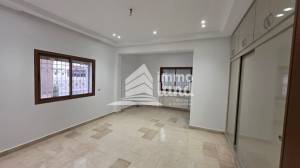 Une villa avec piscine aux jardins