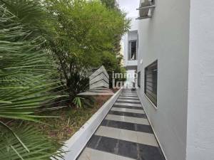 Villa de 452m2 terrain et 400m2 btit