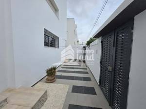 Villa de 452m2 terrain et 400m2 btit