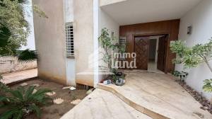 Une villa de 751m2 terrain et 450m2