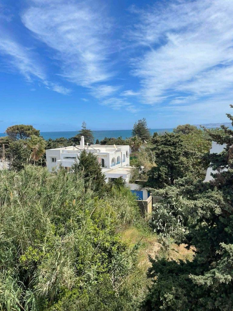 Terrain &agrave; cot&eacute; de la plage corniche