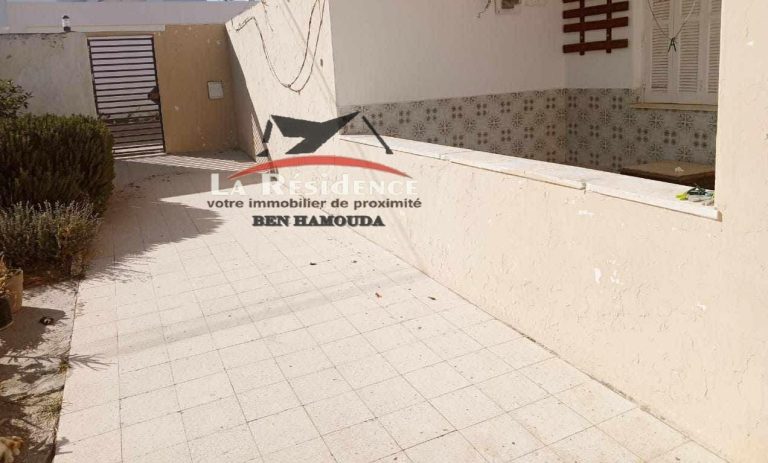 Terrain &agrave; cot&eacute; de la plage corniche