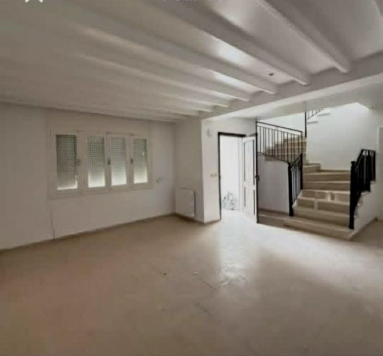 Un duplex propre avec jardin qui done sur deux rue