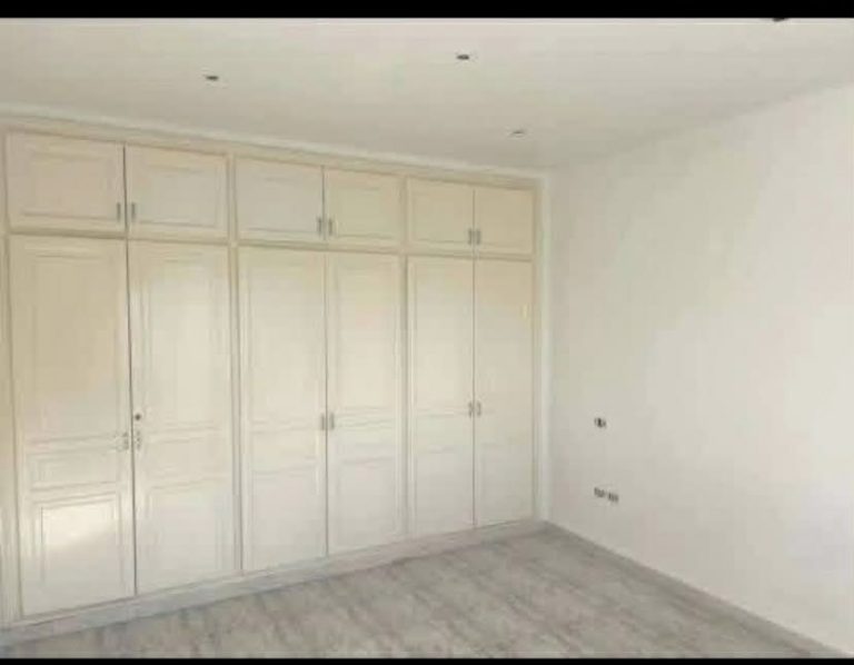 Un duplex propre avec jardin qui done sur deux rue