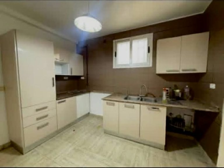 Un duplex propre avec jardin qui done sur deux rue