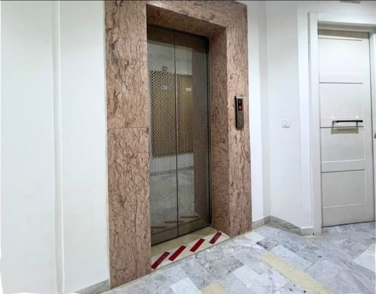 Immeuble r5 bureaux avec des local commerciale