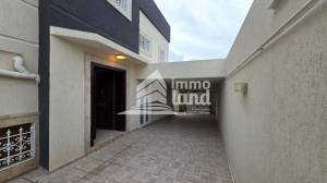 Une villa avec piscine aux jardins