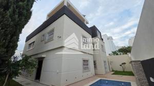 Une villa avec piscine aux jardins