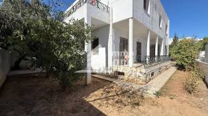 Villa de 598m2 terrain et 380m2 bti