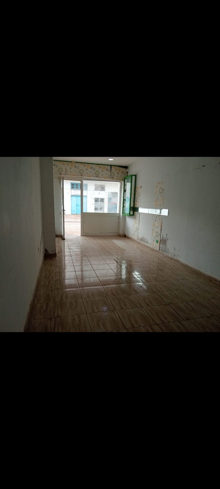 Un local route el ain