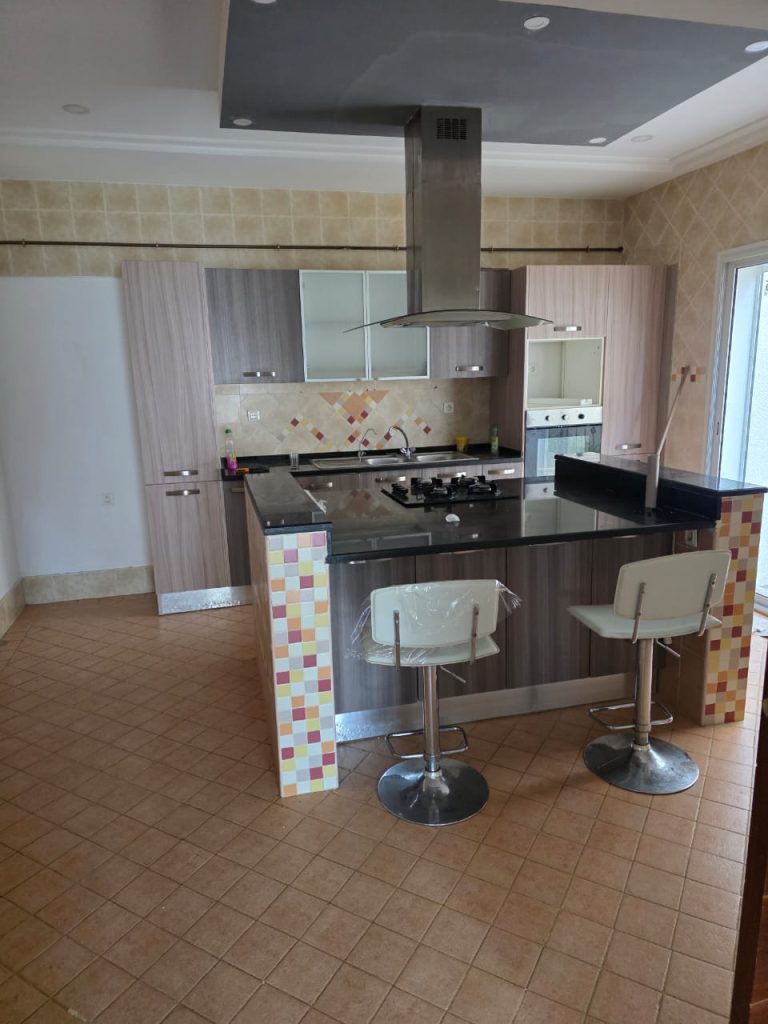 Villa avec piscine a la soukra