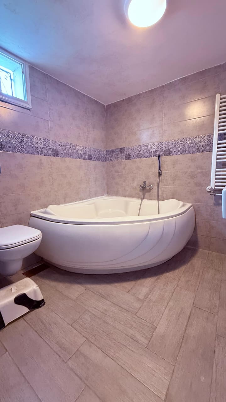 Villa de 462 m sur deux niveaux a menzah 1