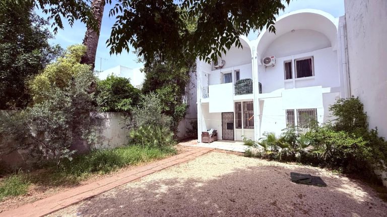 Villa de 462 m sur deux niveaux a menzah 1