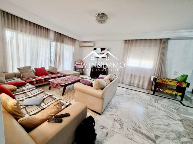 Villa de trois niveaux &agrave; cit&eacute; les pins la marsa