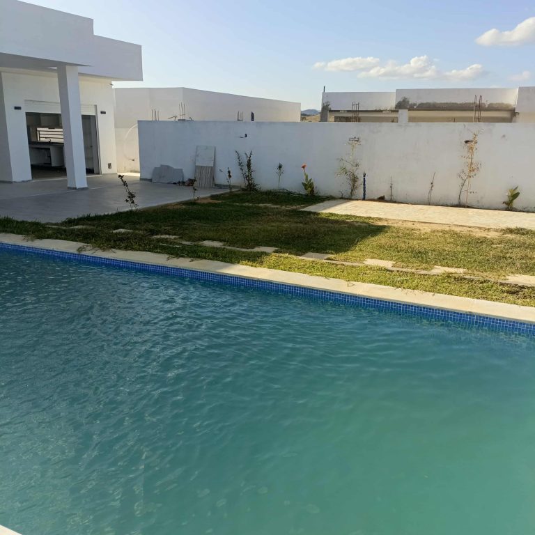 Av villa de 550mn et piscine à hammamet sud