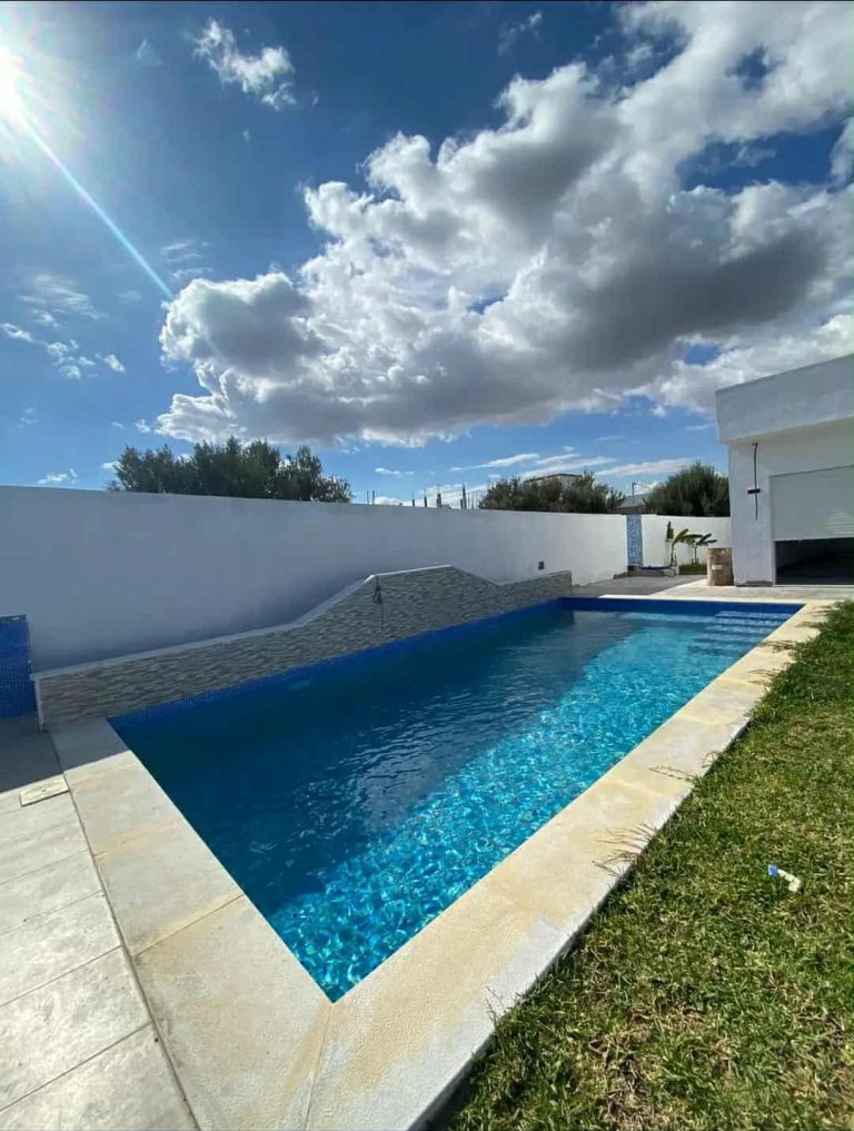 Av villa de 550mn et piscine à hammamet sud
