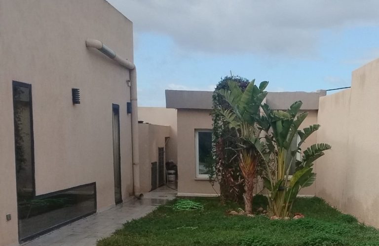 Villa avec grand jardin à borj touil