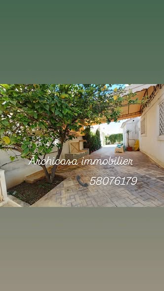 Une villa avec piscine