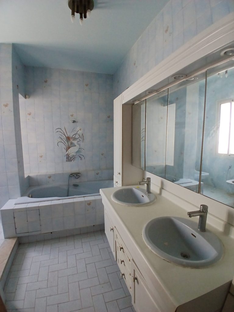 Villa sur artère commercial menzah 9