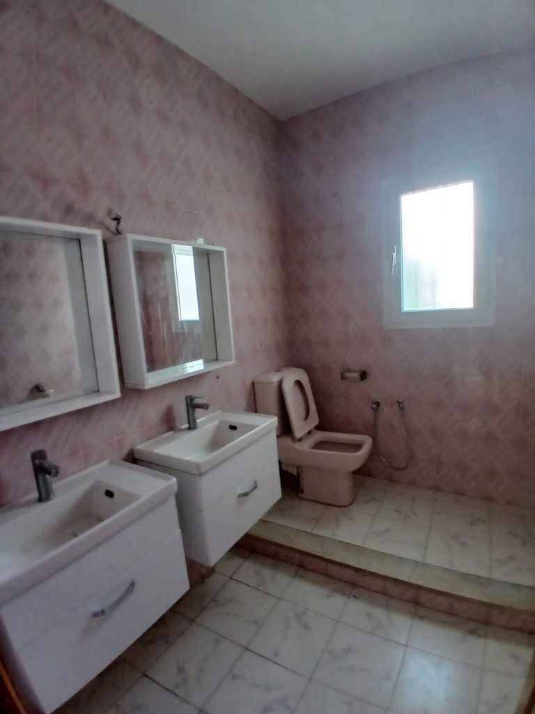 Villa sur artère commercial menzah 9