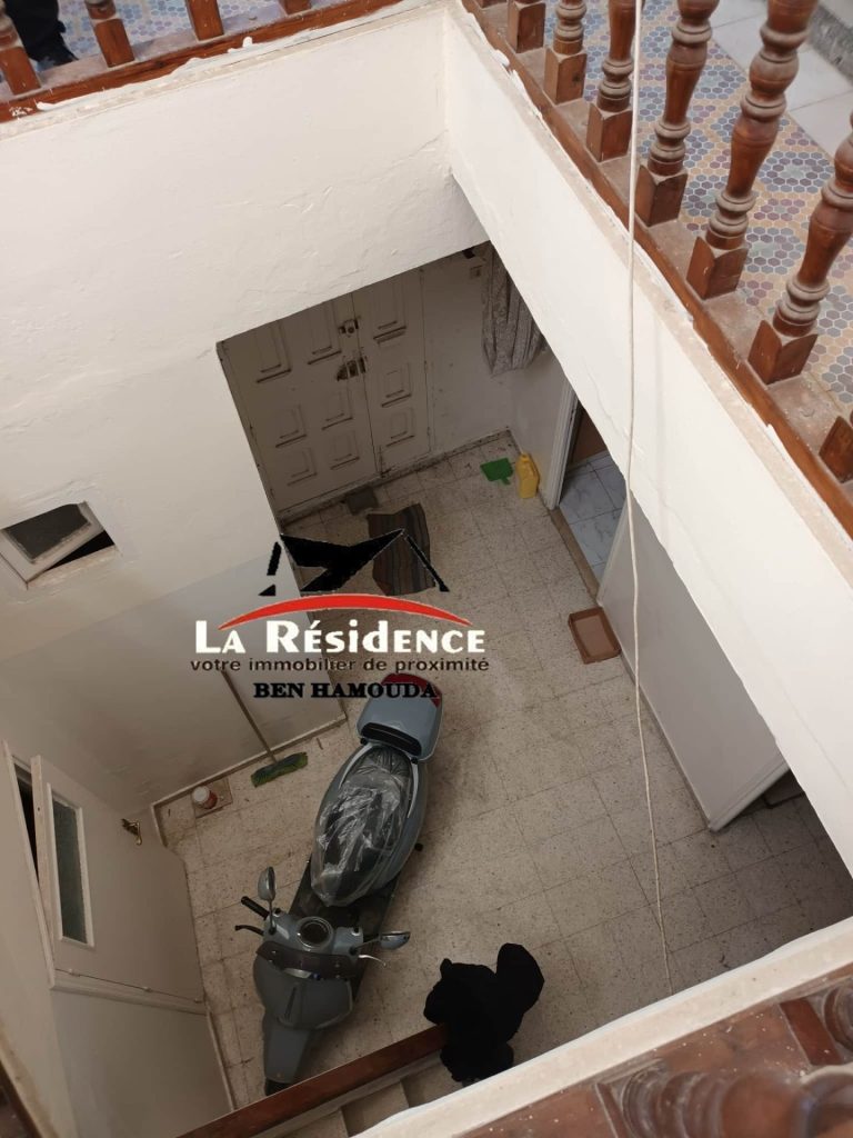 Une maison a deux niveau au centre ville bizerte
