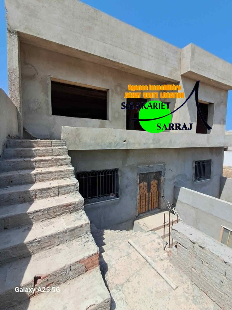 Villa inachev&eacute; r1 pas loin de municipalit&eacute; akouda