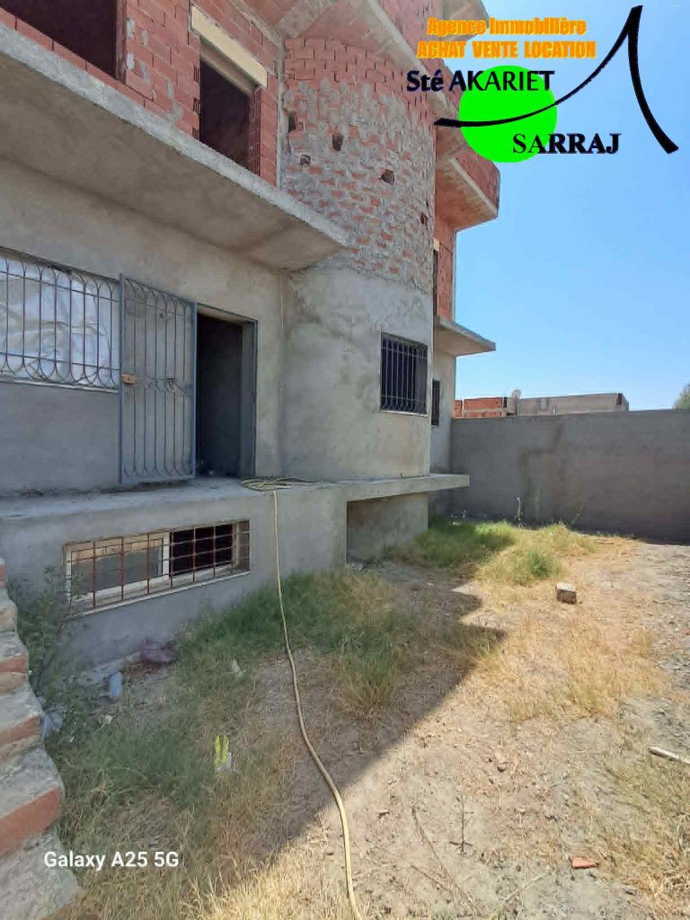 Villa inachev&eacute; r1 pas loin de municipalit&eacute; akouda