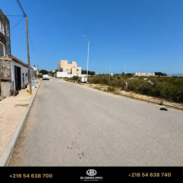 Terrain de 349 m2 av