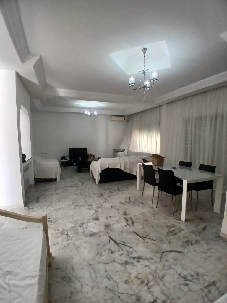 Villa 2 niveaux aux jardkns menzah 1cot&eacute; mosqu&eacute;e