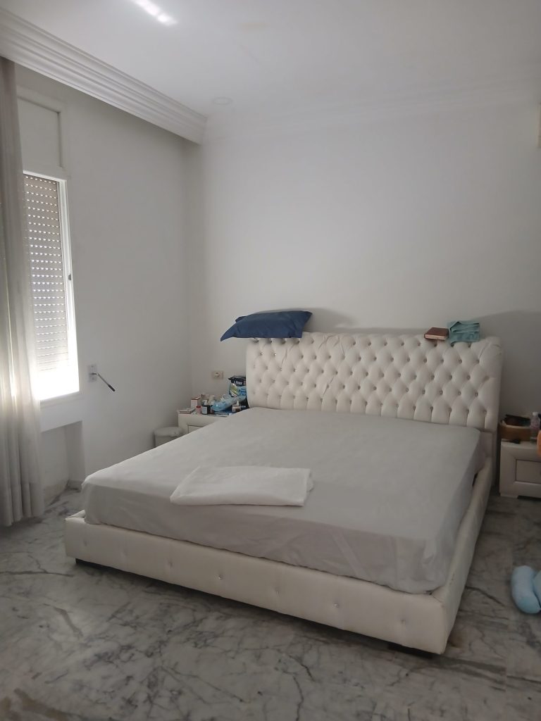 Villa 2 niveaux aux jardkns menzah 1cot&eacute; mosqu&eacute;e