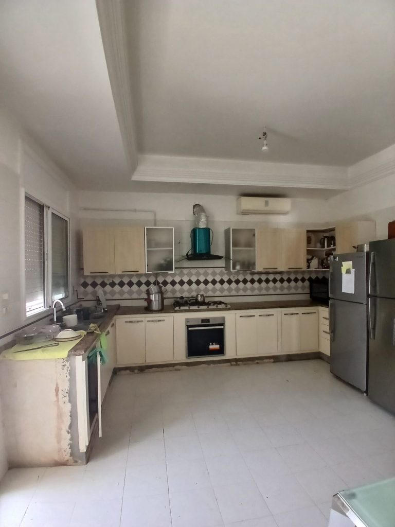 Villa 2 niveaux aux jardkns menzah 1cot&eacute; mosqu&eacute;e