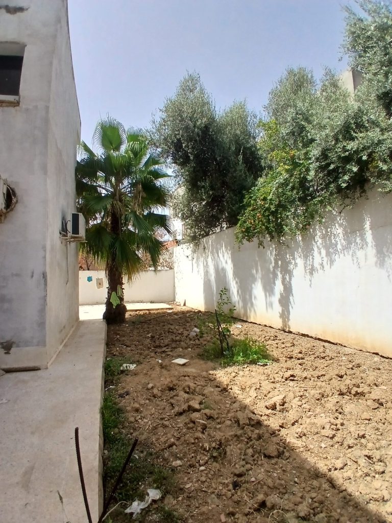 Villa 2 niveaux aux jardkns menzah 1cot&eacute; mosqu&eacute;e
