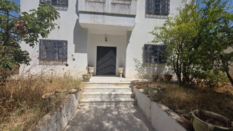 Villa de 250 m a menzah 9c