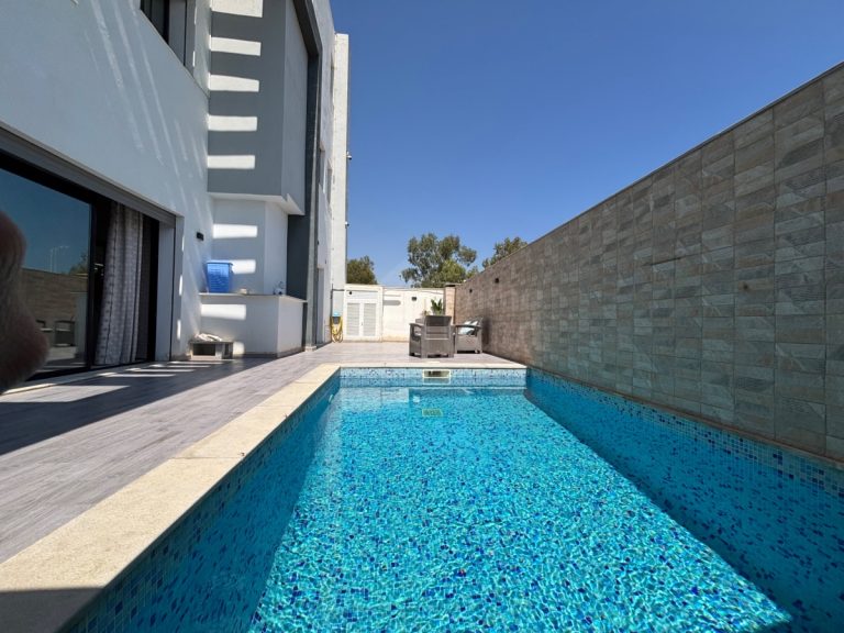 Villa avec piscine a raoued