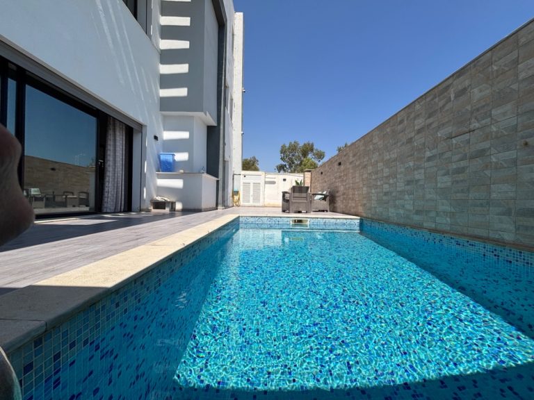 Villa avec piscine a raoued