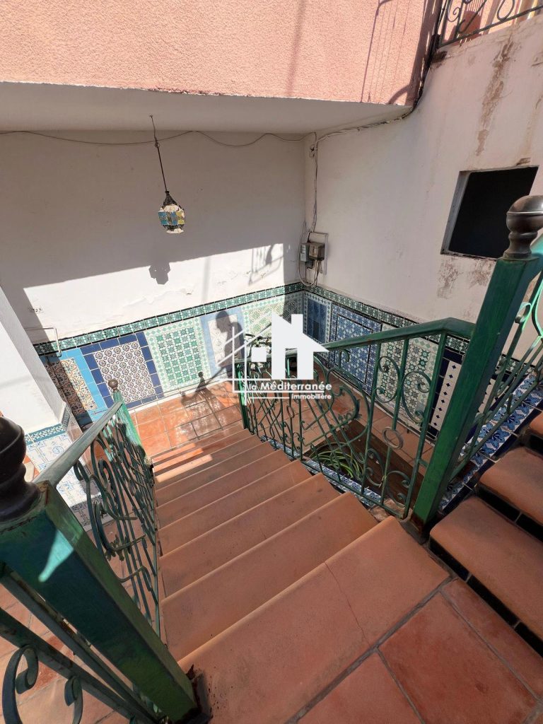 3 locaux commerciaux et &eacute;tage de villa au bardo